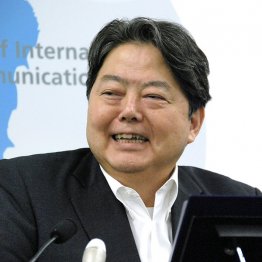退任会見で満面の笑み（Ｃ）共同通信社