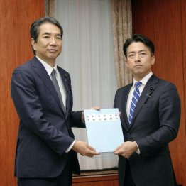「コメ買ったことない」発言で農相を辞任した江藤拓氏（左）と後任の小泉進次郎氏（2025年5月）／（Ｃ）共同通信社