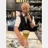 オリジナルカクテル「オールド・キャッスル」を提供するカクテル・ジロー店主の秋田治郎さん（Ｃ）日刊ゲンダイ