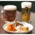 カスクコンディションエール（左）と黒ラベル。中央の3種盛1350円は鶏ハム、トルティージャ、キャロットラペ（Ｃ）日刊ゲンダイ