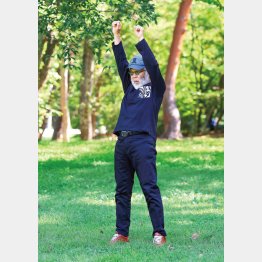 朝はバンザイスクワットが効果的（「医師のぼくが50年かけてたどりついた 長生きかまた体操」＜アスコム＞から）