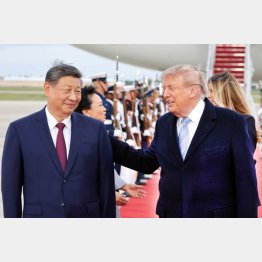 アンドルーズ空軍基地に到着した中国の習近平国家主席（左）を直々に出迎えるトランプ米大統領。これは極めて異例な厚遇（Ｃ）ロイター
