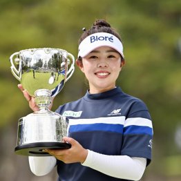プレーオフを制し、大会初優勝を果たした山下美夢有（Ｃ）共同通信社