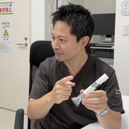 治療薬の説明をする飯島医師（提供写真）
