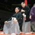 嘉風の断髪式でハサミを入れる尾車親方（代表撮影）