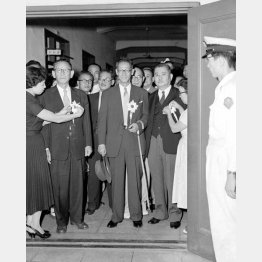 巣鴨拘置所から仮出所する鈴木貞一（中央右から2人目、1955＝昭和30＝年9月17日）／（Ｃ）共同通信社