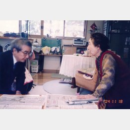 よし子夫人が議員バッジを渡す（本人提供）