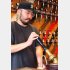 ハンドポンプでリアルエールを注ぐ（Ｃ）日刊ゲンダイ