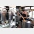 スロベニア製機械を使用し、すべて1人で醸造する（オーナーの野原健之介さん）／（Ｃ）日刊ゲンダイ
