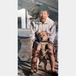 小学校1年生の頃の筆者（自宅前で愛犬と、＝本人提供）