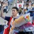 ジャパンオープンのシングルス1回戦で敗れ、花束を手に引き揚げる錦織圭（Ｃ）共同通信社