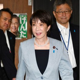 1カ月もかけてつぶさにアンケートに目を通し仕上げたのは火ダルマ内閣（Ｃ）日刊ゲンダイ