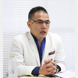 裁判中、沖野裁判官の忌避申し立てについて、会見する旧統一教会側代理人の中山達樹弁護士（Ｃ）共同通信社