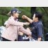 抱き合う桑木志帆（左）と申ジエ（Ｃ）日刊ゲンダイ