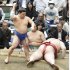 熱海富士をすくい投げで下した藤ノ川（Ｃ）共同通信社