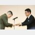 在沖縄米軍の沖縄地域調整官ワトソン中将（左）に抗議文を手渡す古謝知事（Ｃ）共同通信社