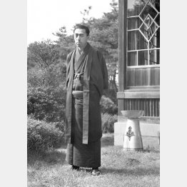 東京・荻窪の私邸「荻外荘」の庭に立つ近衛文麿（1945＝昭和20＝年）／（Ｃ）共同通信社