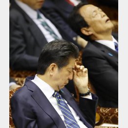 森友疑惑で疲労を隠せなかった安倍元首相（2017年）／（Ｃ）日刊ゲンダイ