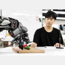 中国・北京にあるSpirit AI本社のデータ学習センターで、野菜を刻むロボットを監視する従業員（Ｃ）ロイター