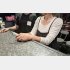 「髪の毛が話題」と教えてくれたママ（Ｃ）日刊ゲンダイ