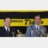星野仙一監督（右）と野崎氏（Ｃ）日刊ゲンダイ