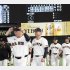 引き揚げる巨人の橋上監督代行（中央）ら（Ｃ）共同通信社