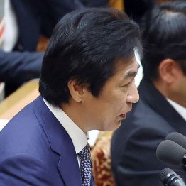 トップバッターで登場し、高市首相を“アシスト”＝13日、衆予算委（Ｃ）日刊ゲンダイ