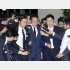 最後までグダグダ（記者団に囲まれる簗和生農相）／（Ｃ）共同通信社