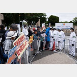 沖縄の女性強盗殺人事件で米兵逮捕を受け、米軍基地の縮小や全面撤去を求めて抗議する人々（Ｃ）新華社／共同イメージズ