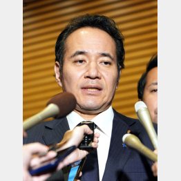 働くのはこれから（辞表を提出後、記者団に囲まれる簗和生農相）／（Ｃ）共同通信社