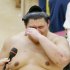 土俵下で涙を拭った大の里（Ｃ）共同通信社
