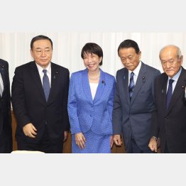 誰も彼もがスリ寄る（Ｃ）日刊ゲンダイ