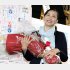 初当選を決めた原沢敦美氏（Ｃ）共同通信社