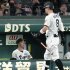 藤川監督（左）と見逃し三振に倒れた佐藤輝明（Ｃ）共同通信社