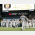 敗退が決まり、引き揚げる藤川監督と阪神ナイン（Ｃ）共同通信社