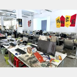 事実、通信傍受なしに特殊詐欺集団の中核部分を摘発することは不可能だ（タイ軍が制圧した特殊詐欺拠点の内部＝4月、タイ・チョンチョム近郊）／（Ｃ）共同通信社