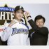 2012年12月、日本ハムの入団会見で、栗山監督（右）とポーズを取る大谷翔平（Ｃ）共同通信社