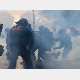 仏の抗議デモと暴動は他人事ではない…（催眠ガスで煙るなか、デモ参加者を取り押さえる警察官＝パリ）／（Ｃ）共同通信社