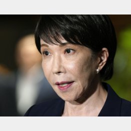 基本姿勢は「開き直る」、「絶対に謝らない」、「逃げ切る」（簗農相の事実上更迭で記者団に応じる高市首相）／（Ｃ）共同通信社