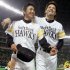現役時代、新垣投手（右）と（Ｃ）日刊ゲンダイ
