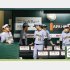 阪神ベンチの藤川監督（中央）や小谷野栄一打撃コーチ（左）ら（Ｃ）共同通信社