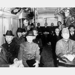 1946（昭和21）年5月3日、バスで巣鴨拘置所から市ヶ谷の東京裁判（極東国際軍事裁判）法廷に向かうA級戦犯たち。左列手前から3人目が東條英機、右端が佐藤賢了（Ｃ）共同通信社