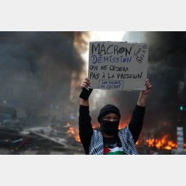仏では物価高の生活苦や教育政策に抗議デモが暴動化。財源ナシの無鉄砲減税で、2年後の日本が7%増税に耐えられる経済状況になっているのか（Ｃ）ロイター