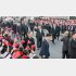 歓迎に上機嫌（北朝鮮の金正恩朝鮮労働党総書記＝中央）　（Ｃ）ロイター／KCNA