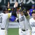 小久保監督（左）に迎えられる正木智也（Ｃ）日刊ゲンダイ