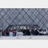 ルーブル美術館前で、より良い学校状況と教育政策を求めて抗議デモをする学生やその支持者たち＝パリ（Ｃ）ロイター