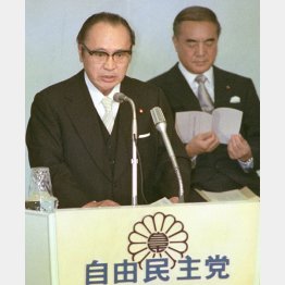 新政策綱領を発表する渡辺美智雄幹事長代理。右は中曽根康弘首相（1985＝昭和60＝年11月15日、党本部）／（Ｃ）共同通信社