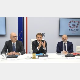 日本と関係ないテーマどころじゃないぞ（G7テレビ会議で各国首脳と燃料高騰への取り組みについて話すマクロン仏大統領＝中央、2日）／（Ｃ）ロイター