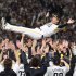 胴上げされる小久保監督（Ｃ）日刊ゲンダイ