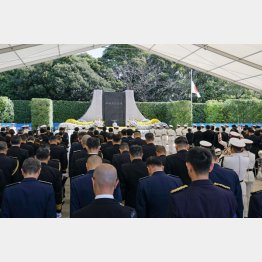自衛隊殉職隊員追悼式で黙とうする参列者＝防衛省（代表撮影）